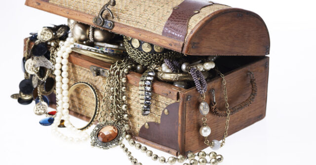 How to Pack Earrings for Moving?